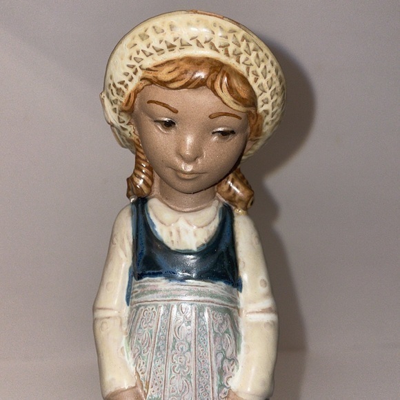 Vintage Nao Lladro Porcelain "Girl with her hands‎ in apron" 1982 - Picture 3 of 6